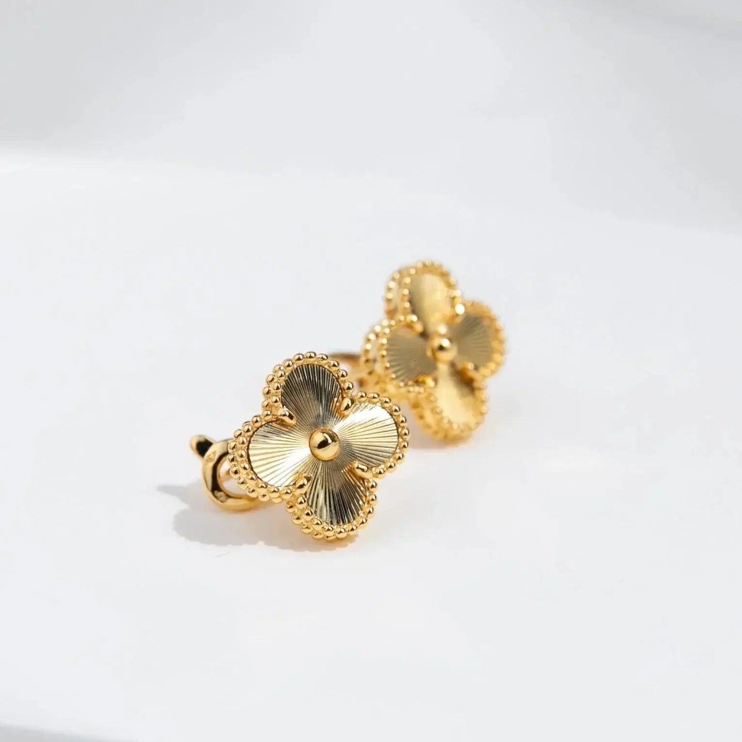 VIERBLÄTTRIG | OHRENSTIEFER GOLD JUWELORA